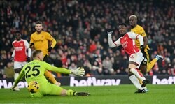 嘘でしょ…？アーセナルFWが圧巻スルーパスから完璧フィニッシュで「これは決まった」→「まさかの結末」で落胆した決定的瞬間、同僚も思わず頭を抱えて…