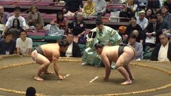 「おっ！」「向正面溜席で」大相撲、行司の真後ろに鎮座するミュージシャンの姿 注目若手力士の取組でカメラに抜かれひと際の存在感