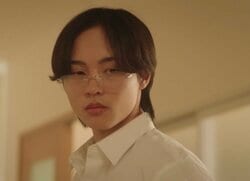 「めちゃくちゃかっこいい！」「顔の造形がいい」人気高校生がメガネをつけクールな姿にイメチェン！おひなさまもデレデレ「お顔がタイプ」