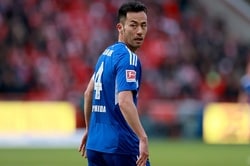 吉田麻也、代表選外も森保一監督らと「話し合っています」…堅守を取り戻したシャルケで奮闘