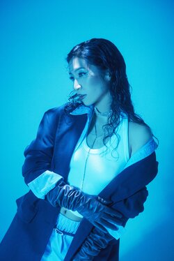 日本のR&Bシーンを代表するシンガー aimi による新曲「Still Here For Love」が、11月19日（水）に先行配信リリース