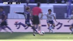 「ゴラッソ過ぎる」元日本代表GKも呆然！超強烈ブレ球無回転ミドル炸裂「理不尽ゴール」「こういう強引なのがいいのよ」