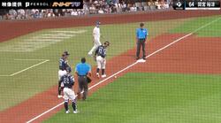 球場騒然！打球が戻ってきた…！？絶妙すぎる秘打が炸裂　三塁線上ギリギリで止まる“コロコロ内野安打”が決まった瞬間