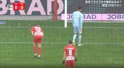 サポーターがブチギレて試合中断！「食べたら浅野みたいにゴール決められるぞ」堂安フライブルグでも暴動行為　前半12分に応援ボイコット！大量のコインチョコが投げ込まれた瞬間