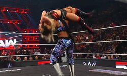 女子レスラー、“割れすぎ”の腹筋＆衝撃パワーにファン騒然「惚れ惚れする」「ジム行きたくなるレベル」