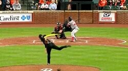 アレ、おかしいな… 藤浪晋太郎、大暴投で首を傾げる 「アカン日か？」「フジがんばれ！」登場から全球ボールでの四球にファンも心配