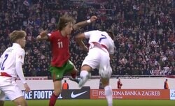 終わった… 危険すぎる“肘打ち”→顔面直撃で流血！ 吹っ飛ばされて完全KOで立ち上がれず… スタジアム騒然