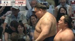 「どうして」3敗・高安がまさか…相手に背を向け土俵割る 「勝ててたのに」痛い1敗をファンも惜しむ