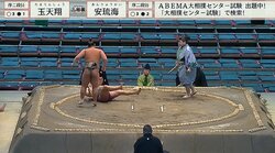 土俵上で目を疑う光景… 力士が背中で“くるくる”回転 まるでブレイキンな珍しい展開に驚きの声