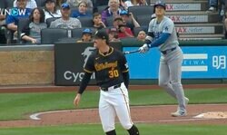 一体、何が起きた…！？ 大谷翔平、特大アーチを打った瞬間に“異変”が起きた…！ 怪物ピッチャーのリアクションが話題に「笑ってる？」「カッコ良すぎるだろ」