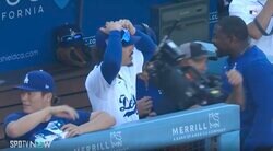 一体、何が起きた！？ 大谷翔平、特大“場外アーチ”でハプニング発生… 喜びすぎた同僚の様子がおかしくなる「笑いすぎだろ」「こいつマジでヤバいwみたいな」