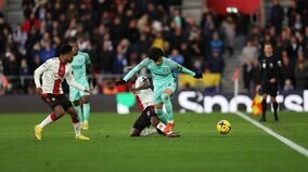 三笘薫、“予測不能”ドリブルで相手DFをまるで子ども扱い 「レベチで草」驚きの声