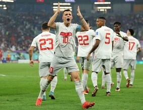 逆転に次ぐ逆転！シーソーゲームを制したスイスが決勝T進出！ピクシー率いるセルビアは24年ぶりの16強入りならず【W杯G組】