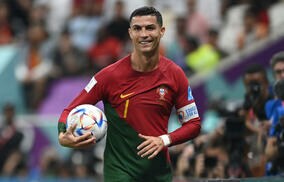 「夢のようだね」完全に惚れている!? ボールを手渡すスタッフの女性、C・ロナウドに夢中「ロナウドを愛しているようだ」