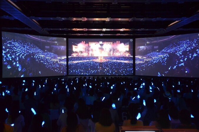 東方神起、SUPER JUNIORなどのLIVEを3面スクリーンで体感できるシアターが期間限定で登場 1枚目