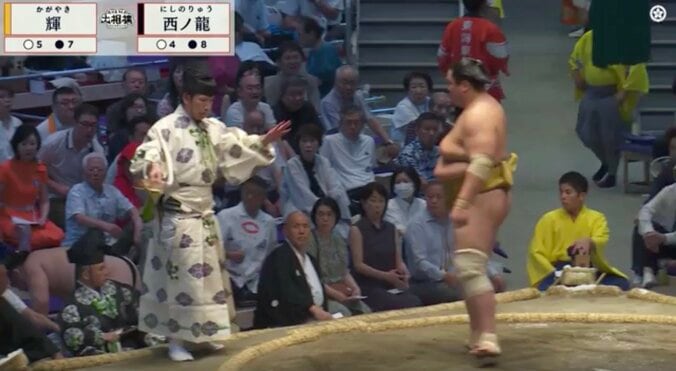 「え?」「どうした」まさかの“仕切り直し”に力士は呆然 行司「はっきよい」も…異例の光景に館内もどよめく 3枚目