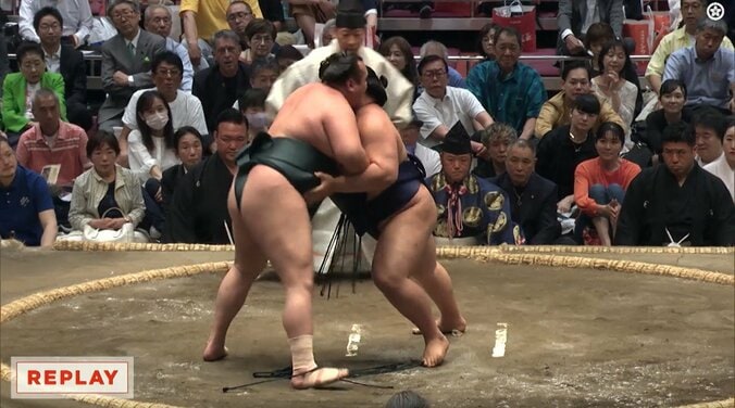 「めっちゃ良い席」大相撲、行司の背後に芸能界引退で“大成功”の元タレントの姿「うらやましい」  2枚目