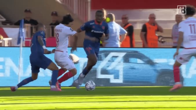 「何するんや！」南野拓実、後方から“足首キック”の被害…「イエローだろ」苦痛の表情にファン心配 4枚目