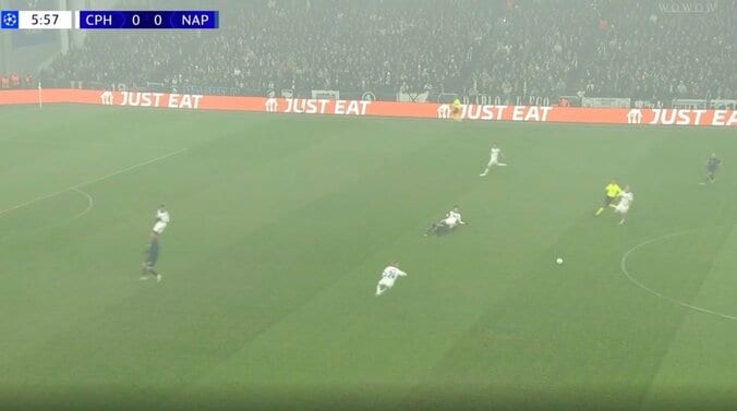 「エグいって！」日本代表DF鈴木淳之介、“強烈タックル”炸裂→相手選手を軽く吹っ飛ばす「すげえw」“神ディフェンス”にスタジアム大歓声 5枚目