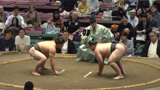 【写真・画像】「悪い癖が出てしまった」横綱・大の里に土…“まさかの結末”に館内騒然、大山親方が指摘した勝負の分かれ目 1枚目