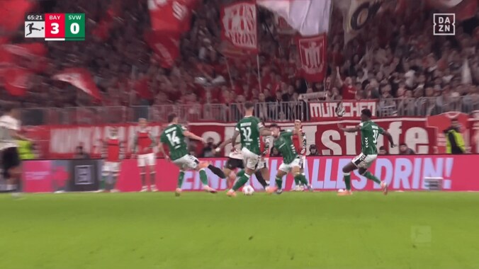 菅原由勢も唖然…バイエルンFWの“４人翻弄スーパーアシスト”が話題「エジルキックだ」「うますぎ」高速シザース→技ありパスの一部始終 4枚目