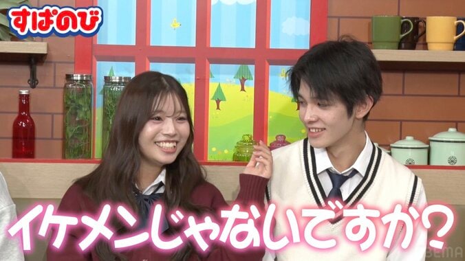 【写真・画像】ティーンに大人気のカップルがカフェでイチャイチャ…愛を確かめ合う2人の姿を公開　2枚目