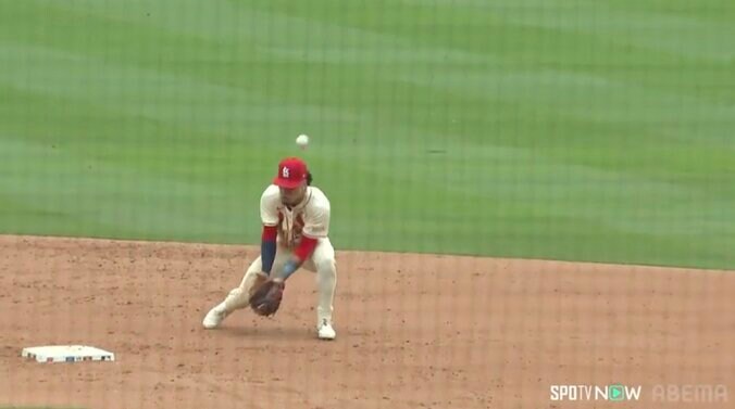 大谷の打球はベースに直撃し、大きく跳ねた