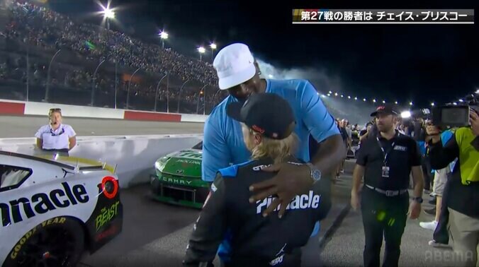 【写真・画像】米人気レーサー、“4歳の息子”が「大物になるでこれは」 サーキットの大観衆へ見せた“堂々たる振る舞い”に驚きの声　1枚目