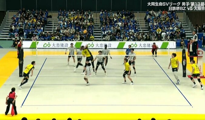 男子バレー、味方まで飛び越えた…衝撃バックアタック 驚きの光景に「跳びすぎだろ笑」「人越えのアタック」ネット震撼 2枚目