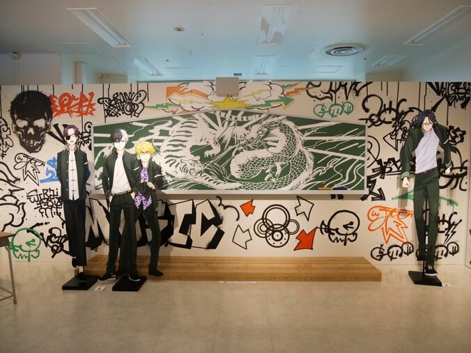 【写真・画像】校門やフラッグ、フォトスポットなど充実の展示！『WIND BREAKER』原画展東京会場レポート　3枚目