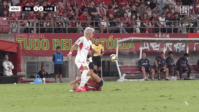 狡猾…？ 鈴木優磨の“ファウル誘発”にSNS騒然「演技かよ！」「相手からしたら死ぬほど嫌な選手」イエローカード頂戴のセレッソDFは不満顔 5枚目