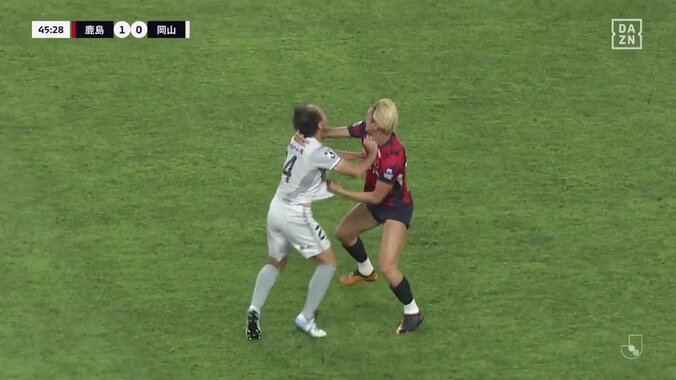 「ぶん投げたぞ」鈴木優磨、競り合いで首元掴み投げ飛ばしも“カードなし”でファンから異論噴出「さすがに無茶苦茶よ」 4枚目