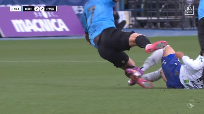 「レッドだろ！」「最悪のファウル」背後からの“蟹ばさみタックル”に選手激昂→一触即発「めっちゃ怖い」カード覚悟の危険スライもイエロー判定でファン不満爆発 5枚目