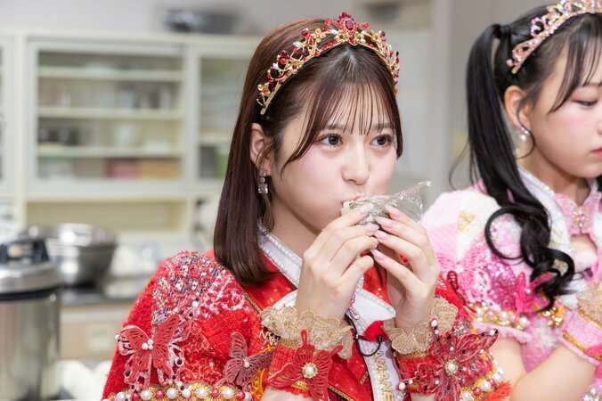 おにぎりを食べる月足天音（FRUITS ZIPPER）