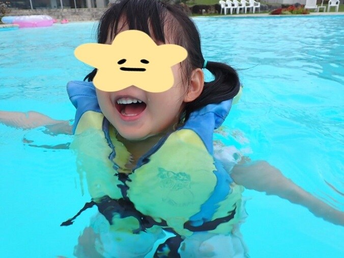 ノンスタ石田、雨の日の石垣島で娘達が満喫したプール「関係ありません」  1枚目