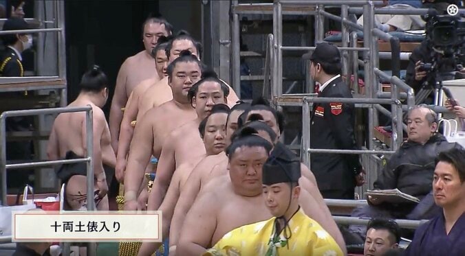 大相撲中継、土俵入りの花道で一瞬映り込んだ“粋な光景”に「泣いちゃう」「タッチしてたね」ファン熱視線 4枚目