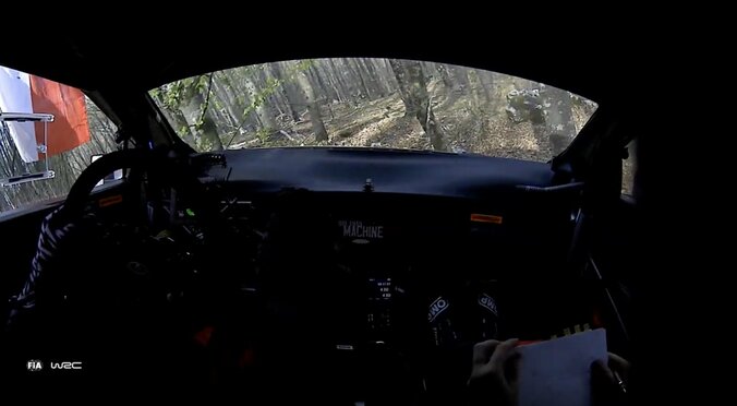 世界ラリー、トヨタの新星を“開始3分で”襲った衝撃アクシデント　観客総出の救出劇も路肩転落でレッカー出動の痛恨ミス 2枚目