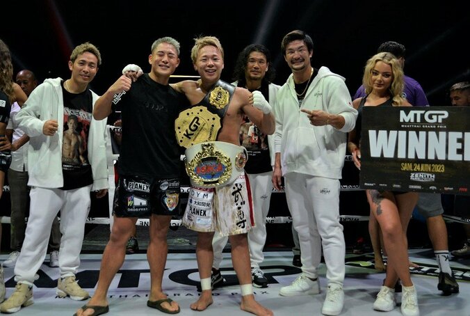 武尊、復活の劇的5ラウンドKO勝利！ 1年ぶり復帰戦で笑顔の世界王座戴冠！ 欧州最強の現王者・サグデンを5ダウン撃破でISKA61キロ級世界王者に 1枚目