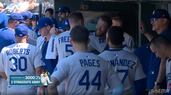 フリーマンと抱き合うカーショー