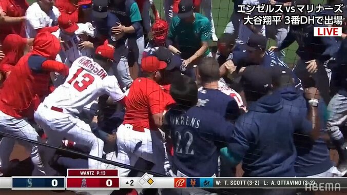 球場騒然！大谷翔平の出場試合で大乱闘が勃発 警告試合に殴り合いまで勃発 両軍監督と計6選手が退場 1枚目