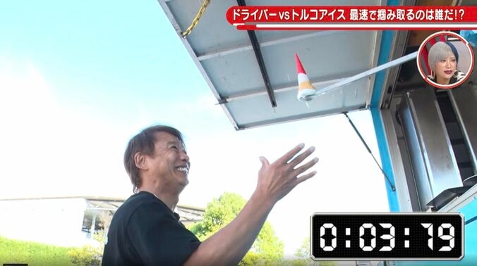 58歳現役レーサーが「砕いた」 まさかの“クラッシュ”に騒然、“鷲掴み”オーバーテイクで持ち前の反射神経発揮も「これは強引すぎる」 2枚目