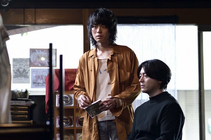 祐太郎（菅田将暉）が詩織（コムアイ）の死体を発見　残されたエンディングノートに書かれていたのは…『dele』第2話あらすじ（場面写真15枚） 11枚目