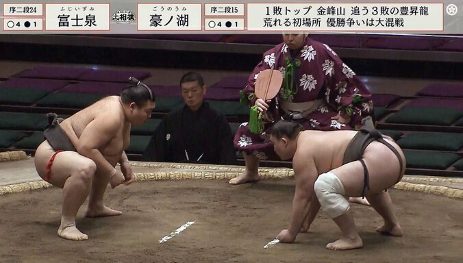 立ち合いはもちろん真剣な表情の富士泉（左）