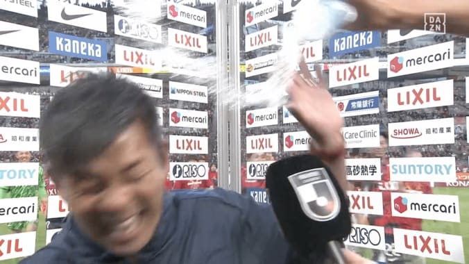 選手乱入！ 鹿島・鬼木達監督、“手荒すぎる祝福”でびしょ濡れ「切り込み隊長が好き」「ニコニコで水かけ笑」鈴木優磨の“言い訳”も話題 3枚目