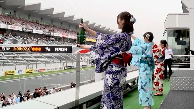 え？シャンパンじゃないの！？ レース後に珍しい“日本酒ファイト” 謎の浴衣美人に「萌えシャンドン」「着物はやばい」 3万3200人の観客熱狂 1枚目