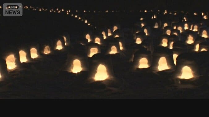 「絶景過ぎる温泉」のかまくら祭り　月明かりの河川敷に揺れるろうそくの炎 1枚目