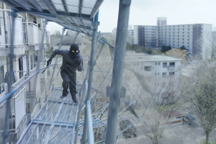 岡田准一、縦横無尽に走り抜ける「団地パニック」アクションメイキング映像解禁