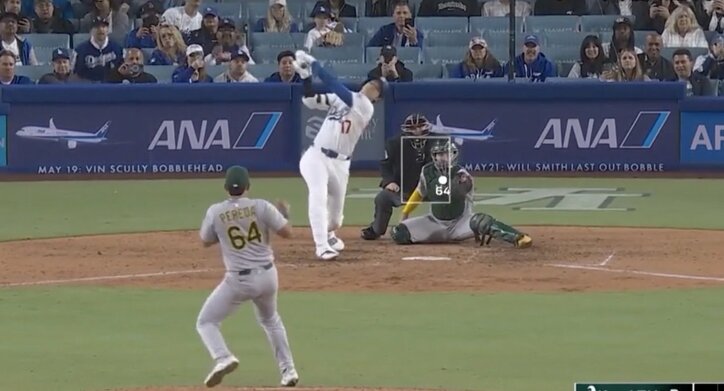 【写真・画像】大谷翔平、ベンチでの“熱血アドバイス姿”が話題に「大谷先生w」 “悩める大砲”に指導→ホームランで即結果「いきなり打ってるやんw」「名コーチすぎる」　1枚目