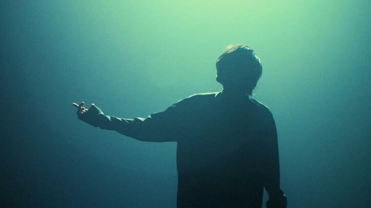 アニメ『デカダンス』EDテーマ 伊東歌詞太郎「記憶の箱舟」実写MVがプレミア公開