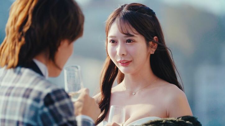 “Gカップ色白美女”、胸元がこぼれそうなドレス姿にチャラ男がメロメロ